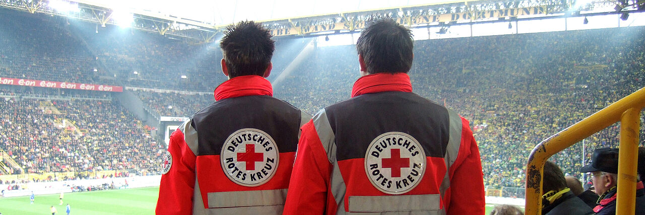 Sanitätsdienst des DRK. Bei Ereignissen mit Personenschäden wird die Rettungsdienstleitstelle je nach dem Ausmaß der Schadenslage, alle zur Verfügung stehenden eigenen Rettungsmittel alarmieren und einsetzen.